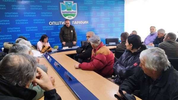 У ПАРАЋИНУ ПОДЕЛА ПОТВРДА ЗА КУКУРУЗ: За стотину сточара 231 тона (ФОТО) У ПАРАЋИНУ ПОДЕЛА ПОТВРДА ЗА КУКУРУЗ: За стотину сточара 231 тона (ФОТО)