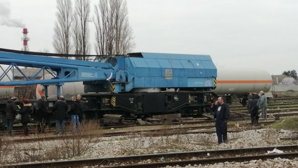 ЕВАКУИСАНО СВЕ У ПРЕЧНИКУ 200 МЕТАРА: У Суботици у току измештање цистерне пуне пропилена (ВИДЕО) ЕВАКУИСАНО СВЕ У ПРЕЧНИКУ 200 МЕТАРА: У Суботици у току измештање цистерне пуне пропилена (ВИДЕО)