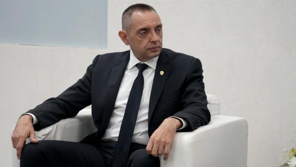 ШОЛАКОВ МЕДИЈ НЕ ЗНА ВИШЕ ШТА ЈЕ ГДЕ СЛАГАО: Да не може да угрози живот Александра Вулина и његове породице - могло би бити и смешно ШОЛАКОВ МЕДИЈ НЕ ЗНА ВИШЕ ШТА ЈЕ ГДЕ СЛАГАО: Да не може да угрози живот Александра Вулина и његове породице - могло би бити и смешно