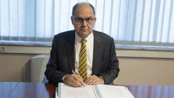 ШМИТ ТРАЖИ НЕОГРАНИЧЕНУ МОЋ ДА ВЛАДА БИХ Вујић: Свака одлука неизабраног странца незаконит је напад на уставни поредак ШМИТ ТРАЖИ НЕОГРАНИЧЕНУ МОЋ ДА ВЛАДА БИХ Вујић: Свака одлука неизабраног странца незаконит је напад на уставни поредак
