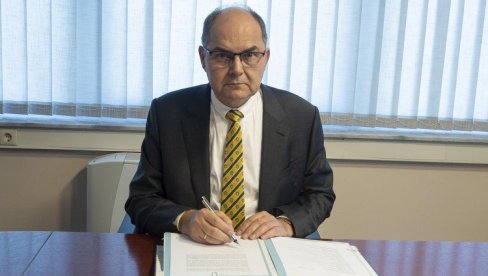 ŠMIT TRAŽI NEOGRANIČENU MOĆ DA VLADA BIH Vujić: Svaka odluka neizabranog stranca nezakonit je napad na ustavni poredak ŠMIT TRAŽI NEOGRANIČENU MOĆ DA VLADA BIH Vujić: Svaka odluka neizabranog stranca nezakonit je napad na ustavni poredak