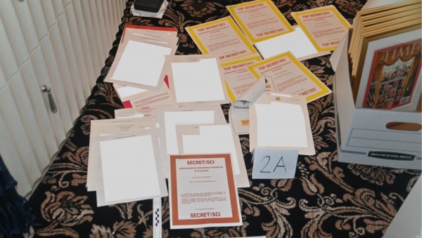 ТАЈНЕ ОБАРАЈУ КАНДИДАТЕ? Открића поверљивих докумената и кандидатуре за председника Америке ТАЈНЕ ОБАРАЈУ КАНДИДАТЕ? Открића поверљивих докумената и кандидатуре за председника Америке