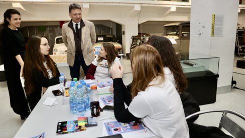DEVOJKE U NAUCI: Ministar Jovanović otvorio hakaton za studentkinje i srednjoškolke DEVOJKE U NAUCI: Ministar Jovanović otvorio hakaton za studentkinje i srednjoškolke