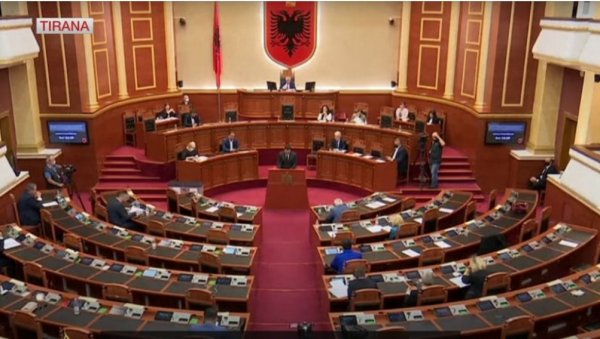 БУРНО У ПАРЛАМЕНТУ АЛБАНИЈЕ: Сали Бериша избачен са седнице БУРНО У ПАРЛАМЕНТУ АЛБАНИЈЕ: Сали Бериша избачен са седнице