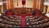 БУРНО У ПАРЛАМЕНТУ АЛБАНИЈЕ: Сали Бериша избачен са седнице
