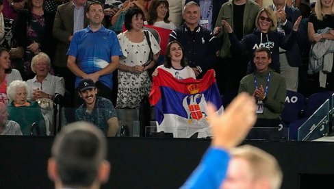 REAGOVALI I KOZACI! Novak Đoković verovatno i sam ne može da veruje šta se sve dešava na Australijan openu posle poteza oca Srđana