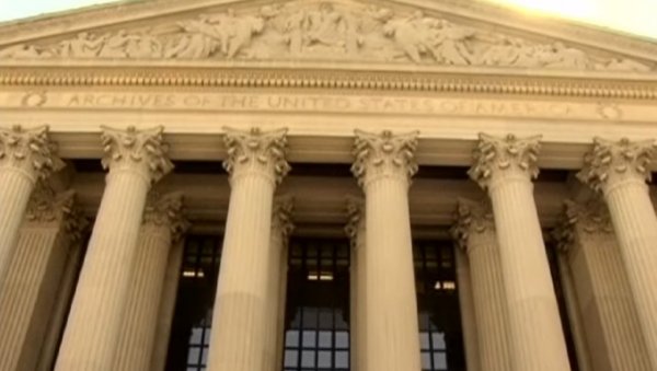 ПОВЕРЉИВИ ДОКУМЕНТИ НАПРАВИЛИ ХАОС: Национални архив САД позвао бивше председнике да претраже своје домове ПОВЕРЉИВИ ДОКУМЕНТИ НАПРАВИЛИ ХАОС: Национални архив САД позвао бивше председнике да претраже своје домове