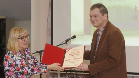 KNJIGOM SE HRANI LJUDSKI DUH: Akademiku Goranu Petroviću juče uručena nagrada Beogradski pobednik za delo Papir sa vodenim znakom KNJIGOM SE HRANI LJUDSKI DUH: Akademiku Goranu Petroviću juče uručena nagrada Beogradski pobednik za delo Papir sa vodenim znakom