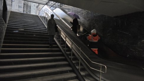 PRI KRAJU UREĐENJE PODZEMNIH PROLAZA: Radnici u pothodniku koji od palate Albanija vodi ka RK Beograd PRI KRAJU UREĐENJE PODZEMNIH PROLAZA: Radnici u pothodniku koji od palate Albanija vodi ka RK Beograd