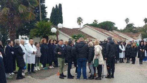 PROTEST ZAPOSLENIH U BOLNICI MELJINE: Značajno smanjen broj radnih mesta PROTEST ZAPOSLENIH U BOLNICI MELJINE: Značajno smanjen broj radnih mesta