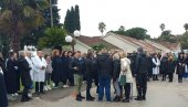 ПРОТЕСТ ЗАПОСЛЕНИХ У БОЛНИЦИ МЕЉИНЕ: Значајно смањен број радних места ПРОТЕСТ ЗАПОСЛЕНИХ У БОЛНИЦИ МЕЉИНЕ: Значајно смањен број радних места