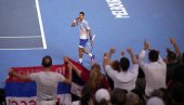 PODIGNUTA TRI PRSTA I MOĆNA PORUKA! Novak Đoković dobio neverovatan mural u Trebinju (VIDEO) PODIGNUTA TRI PRSTA I MOĆNA PORUKA! Novak Đoković dobio neverovatan mural u Trebinju (VIDEO)