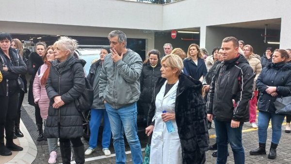 ХИТНО ПОНИШТИТИ КОНКУРС: Запослени у Болници Мељине протестовали јер је број сада запослених конкурсом скоро преполовљен (ФОТО) ХИТНО ПОНИШТИТИ КОНКУРС: Запослени у Болници Мељине протестовали јер је број сада запослених конкурсом скоро преполовљен (ФОТО)