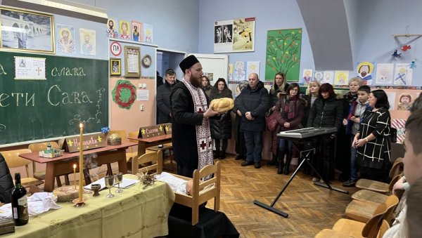 ЂАЦИ ИЗ СЕЧЊА ДОЧЕКАЛИ СВЕШТЕНИКА: Директорка изашла из учионице док је трајао обред (ФОТО) ЂАЦИ ИЗ СЕЧЊА ДОЧЕКАЛИ СВЕШТЕНИКА: Директорка изашла из учионице док је трајао обред (ФОТО)