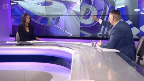 NEŠIĆ PONOVO PODIGAO TRI PRSTA: Ovaj put u programu Federalne televizije (VIDEO) NEŠIĆ PONOVO PODIGAO TRI PRSTA: Ovaj put u programu Federalne televizije (VIDEO)