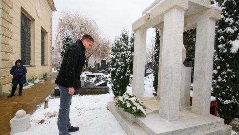 VEČNO SEĆANJE NOVOSAĐANA NA ŽRTVE HOLOKAUSTA: Na novosadskom Jevrejskom groblju položeni venci VEČNO SEĆANJE NOVOSAĐANA NA ŽRTVE HOLOKAUSTA: Na novosadskom Jevrejskom groblju položeni venci