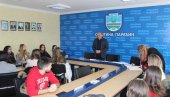 УСПЕХ У ШКОЛОВАЊУ ЗАСЛУЖУЈЕ НАГРАДУ: Општина Параћин потписала уговоре са 36 стипендиста