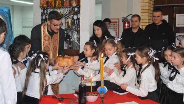 ШКОЛСКА СЛАВА У НЕГОТИНУ: Школе достојно прославиле Савиндан (ФОТО) ШКОЛСКА СЛАВА У НЕГОТИНУ: Школе достојно прославиле Савиндан (ФОТО)