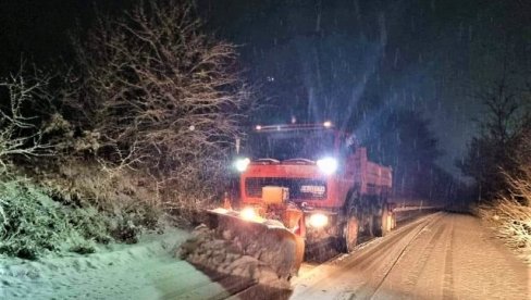 INTERVENISALA ZIMSKA SLUŽBA: Na teritoriji Paraćina uklanjaju sneg na pravcima ka gornjim selima