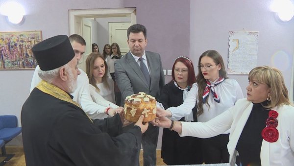 ШКОЛА СЛЕДИ СВЕТОСАВСКИ ПУТ: Савиндан обележен у Економској школи у Шапцу ШКОЛА СЛЕДИ СВЕТОСАВСКИ ПУТ: Савиндан обележен у Економској школи у Шапцу