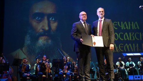 VUČEVIĆ U SKOPLJU: Nakon razgovora o unapređenju međunarodne saradnje, poslao snažne poruke sa Svetosavske akademije VUČEVIĆ U SKOPLJU: Nakon razgovora o unapređenju međunarodne saradnje, poslao snažne poruke sa Svetosavske akademije