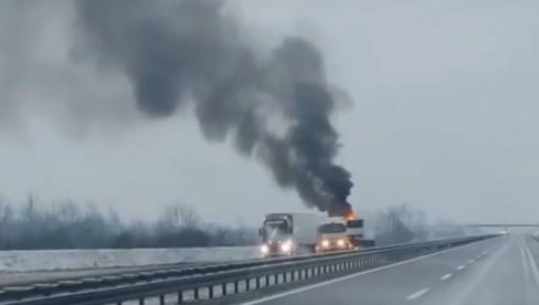 CRNI DIM PREKRIO NEBO: Zapalila se prikolica kamiona na autoputu Niš-Vranje (VIDEO) CRNI DIM PREKRIO NEBO: Zapalila se prikolica kamiona na autoputu Niš-Vranje (VIDEO)