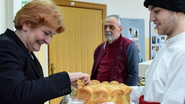 НЕМОЈТЕ НИКАДА ДА ЗАБОРАВИТЕ ОДАКЛЕ СТЕ: Министарка Грујичић на обележавању Савиндана у Математичкој гимназији