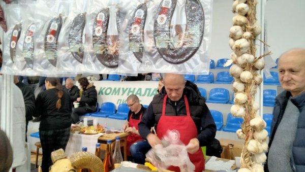 ЗА МНОГЕ ГУРМАНЕ ЈЕ ПРИРОДНИ АФРОДИЗИЈАК: Десети Сајам пеглане кобасице у Пироту, кило до 4.000 динара, а Нинослав најбољи мајстор ЗА МНОГЕ ГУРМАНЕ ЈЕ ПРИРОДНИ АФРОДИЗИЈАК: Десети Сајам пеглане кобасице у Пироту, кило до 4.000 динара, а Нинослав најбољи мајстор