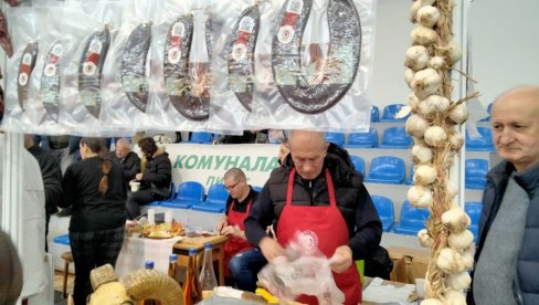 ZA MNOGE GURMANE  JE PRIRODNI AFRODIZIJAK: Deseti Sajam peglane kobasice u Pirotu, kilo do 4.000 dinara, a Ninoslav najbolji majstor