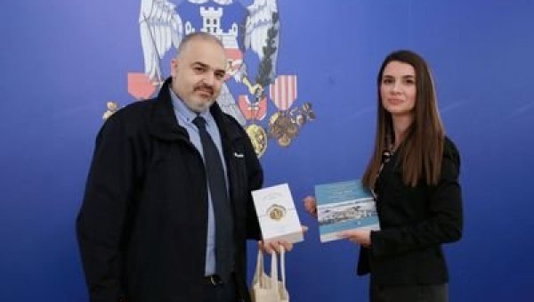 ФОЛКЛОРЦИ У ДВОРУ: Заменица градоначелника примила госте са Крфа ФОЛКЛОРЦИ У ДВОРУ: Заменица градоначелника примила госте са Крфа