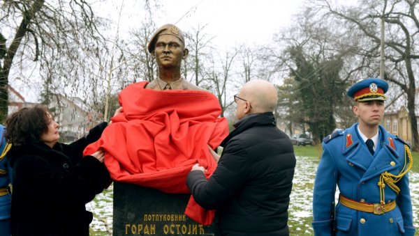 МИНИСТАР ВУЧЕВИЋ ОТКРИО БИСТУ ХЕРОЈУ СА КОШАРА: Потпуковник Остојић отишао у вечност и легенду као највећи патриота МИНИСТАР ВУЧЕВИЋ ОТКРИО БИСТУ ХЕРОЈУ СА КОШАРА: Потпуковник Остојић отишао у вечност и легенду као највећи патриота