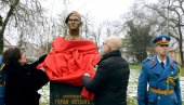MINISTAR VUČEVIĆ OTKRIO BISTU HEROJU SA KOŠARA: Potpukovnik Ostojić otišao u večnost i legendu kao najveći patriota