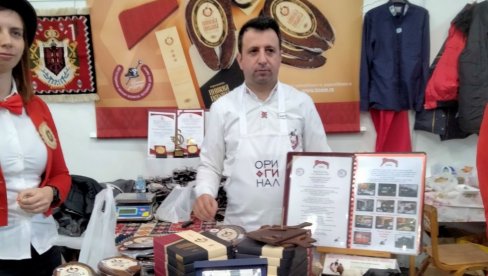 PEGLANI ZALOGAJI I CENA: Veliki broj posetilaca na tradicionalnom 10. Sajmu kobasice u Pirotu PEGLANI ZALOGAJI I CENA: Veliki broj posetilaca na tradicionalnom 10. Sajmu kobasice u Pirotu