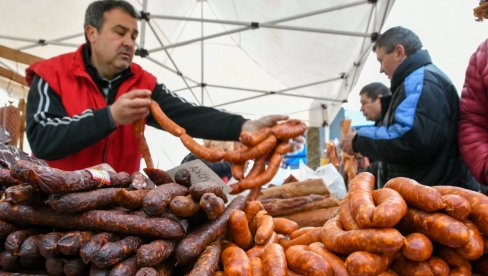 РЕДОВИ ЗА КОБАСИЦЕ: Суграђани похрлили на пијацу Ђерам да пазаре чувени производ из Турије