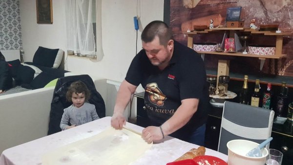 ЗА СВЕ ЈЕ КРИВА ПРАБАКА КОСАНА: Теча из Ниша је омиљени гастро блогер свим генерацијама (ФОТО) ЗА СВЕ ЈЕ КРИВА ПРАБАКА КОСАНА: Теча из Ниша је омиљени гастро блогер свим генерацијама (ФОТО)