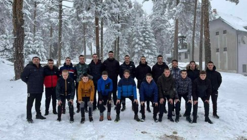 ПОХОД НА ЦРНИ ВРХ НАЈБОЉИХ СРПСКИХ РВАЧА: Одржан је семинар за тренере (ФОТО) ПОХОД НА ЦРНИ ВРХ НАЈБОЉИХ СРПСКИХ РВАЧА: Одржан је семинар за тренере (ФОТО)