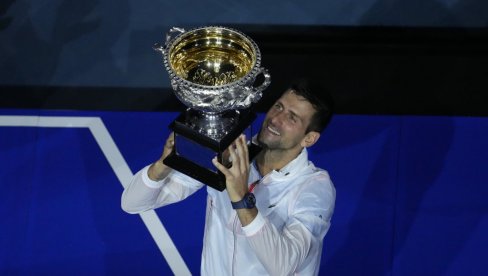 ĐOKOVIĆ JE KRALJ AUSTRALIJE: Novak razbio Cicipasa u finalu Australijan opena, jači od povrede, provokatora i Australije!
