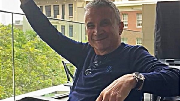 КОСИ ТАТА, КОСИМ ЈА Овако је Срђан Ђоковић прославио Новакову титулу у Аустралији (ВИДЕО) КОСИ ТАТА, КОСИМ ЈА Овако је Срђан Ђоковић прославио Новакову титулу у Аустралији (ВИДЕО)