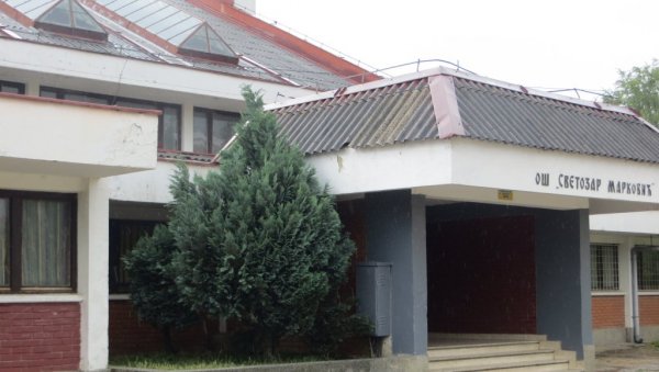 НАЈАВЉЕНА ТУЧА, НИСУ ЈЕ СПРЕЧИЛИ: Вршњачко насиље у Врању, 14-годишњи ученик брутално испребијан НАЈАВЉЕНА ТУЧА, НИСУ ЈЕ СПРЕЧИЛИ: Вршњачко насиље у Врању, 14-годишњи ученик брутално испребијан