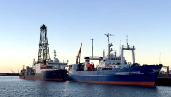 КУДА ПЛОВИ РУСКА НАФТА: Танкери у сенци заобилазе санкције уведене против Русије КУДА ПЛОВИ РУСКА НАФТА: Танкери у сенци заобилазе санкције уведене против Русије