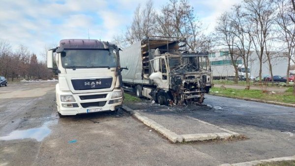 НЕПОЗНАТ ПОЛ И ИДЕНТИТЕТ ПОГИНУЛЕ ОСОБЕ: Хитна затекла угљенисано тело након стравичне саобраћајне несреће синоћ у Новом Саду НЕПОЗНАТ ПОЛ И ИДЕНТИТЕТ ПОГИНУЛЕ ОСОБЕ: Хитна затекла угљенисано тело након стравичне саобраћајне несреће синоћ у Новом Саду