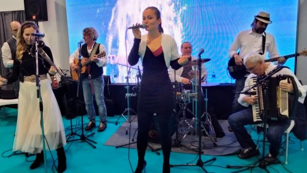 ЛАЛОШКИ СВИНГ“ У СРЦЕ ГАЂА : На Избору за песму Евровизије и новосадски бенд Херценшлус ЛАЛОШКИ СВИНГ“ У СРЦЕ ГАЂА : На Избору за песму Евровизије и новосадски бенд Херценшлус