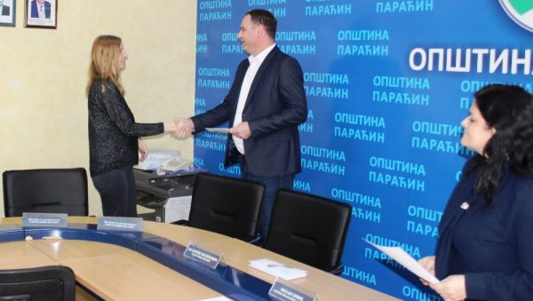 У ПАРАЋИНУ УРУЧЕНИ ПОКЛОН-ВАУЧЕРИ: По 50.000 динара за првих пет јануарских беба (ФОТО) У ПАРАЋИНУ УРУЧЕНИ ПОКЛОН-ВАУЧЕРИ: По 50.000 динара за првих пет јануарских беба (ФОТО)