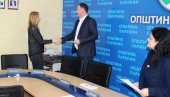 U PARAĆINU URUČENI POKLON-VAUČERI: Po 50.000 dinara za prvih pet januarskih beba (FOTO) U PARAĆINU URUČENI POKLON-VAUČERI: Po 50.000 dinara za prvih pet januarskih beba (FOTO)