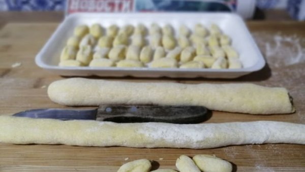 Не бацајте пире кромпир - за ПЕТ минута направите ново УКУСНО јело (ФОТО) Не бацајте пире кромпир - за ПЕТ минута направите ново УКУСНО јело (ФОТО)