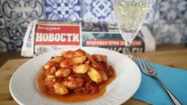 ПРЕУКУСАН РУЧАК: Паприкаш са њокама ПРЕУКУСАН РУЧАК: Паприкаш са њокама