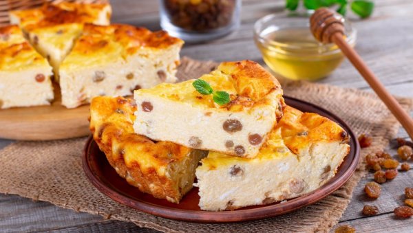 СЛАТКА ПИТА СА СИРОМ И РЕЗАНЦИМА: Старински рецепт који ће све одушевити укусом СЛАТКА ПИТА СА СИРОМ И РЕЗАНЦИМА: Старински рецепт који ће све одушевити укусом