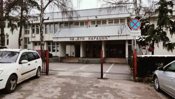 ПРЕТУЧЕНИ ДЕЧАК ОТПУШТЕН ИЗ БОЛНИЦЕ: Инспекција у школи после пребијања осмака у Врању ПРЕТУЧЕНИ ДЕЧАК ОТПУШТЕН ИЗ БОЛНИЦЕ: Инспекција у школи после пребијања осмака у Врању