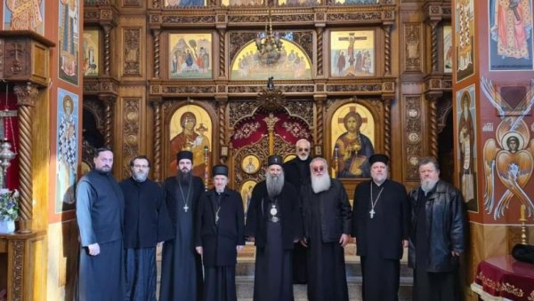 ПАТРИЈАРХ ПОРФИРИЈЕ У АМЕРИЦИ: Посетио манастир Нову Грачаницу у Либертивилу ПАТРИЈАРХ ПОРФИРИЈЕ У АМЕРИЦИ: Посетио манастир Нову Грачаницу у Либертивилу