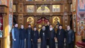 ПАТРИЈАРХ ПОРФИРИЈЕ У АМЕРИЦИ: Посетио манастир Нову Грачаницу у Либертивилу ПАТРИЈАРХ ПОРФИРИЈЕ У АМЕРИЦИ: Посетио манастир Нову Грачаницу у Либертивилу